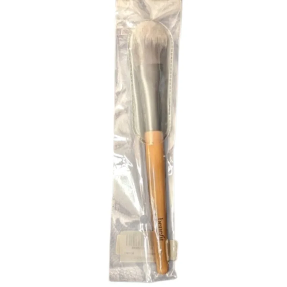 Benefit Cosmetics Foundation Brush NWT